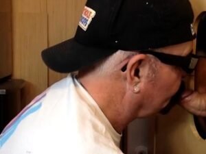 Moustache amateur deepthroating